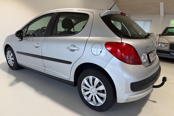 Sølv Peugeot 207 fra 2007