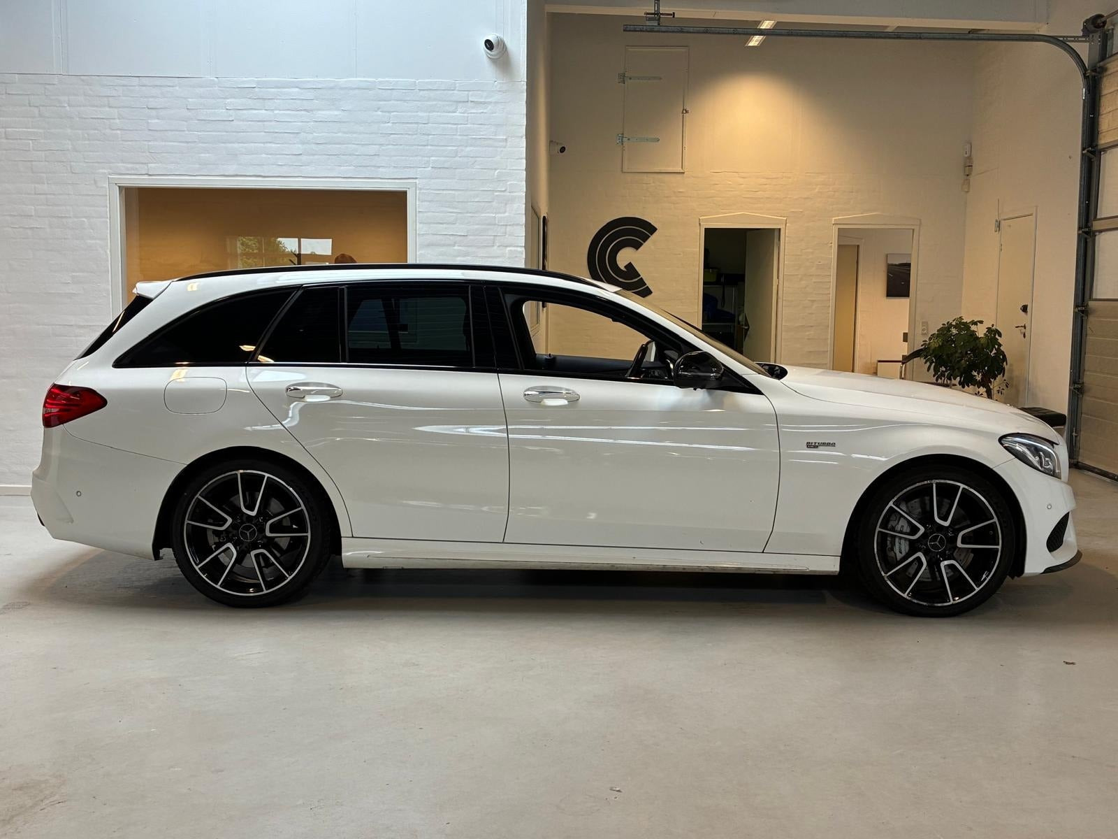 Hvid Mercedes C43 fra 2018