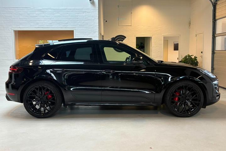 Sort Porsche Macan GTS fra 2016