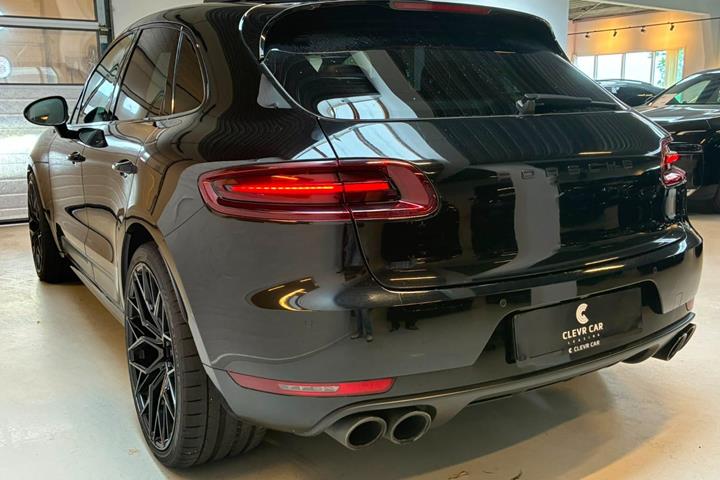 Sort Porsche Macan GTS fra 2016