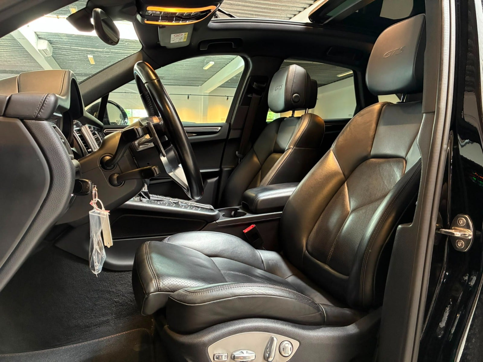 Sort Porsche Macan GTS fra 2016