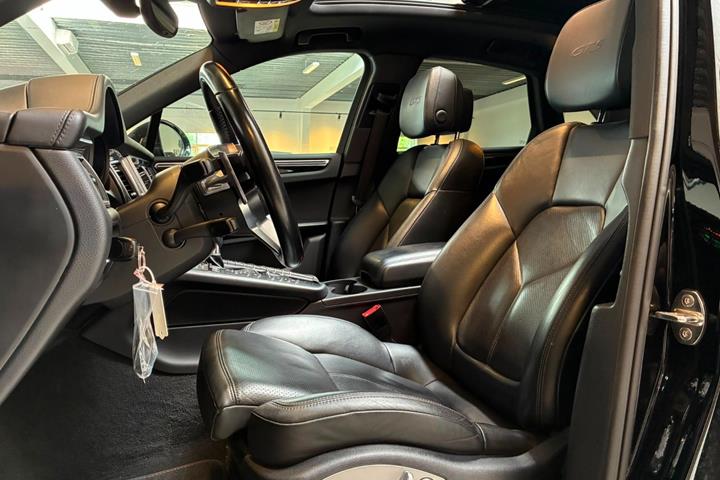 Sort Porsche Macan GTS fra 2016