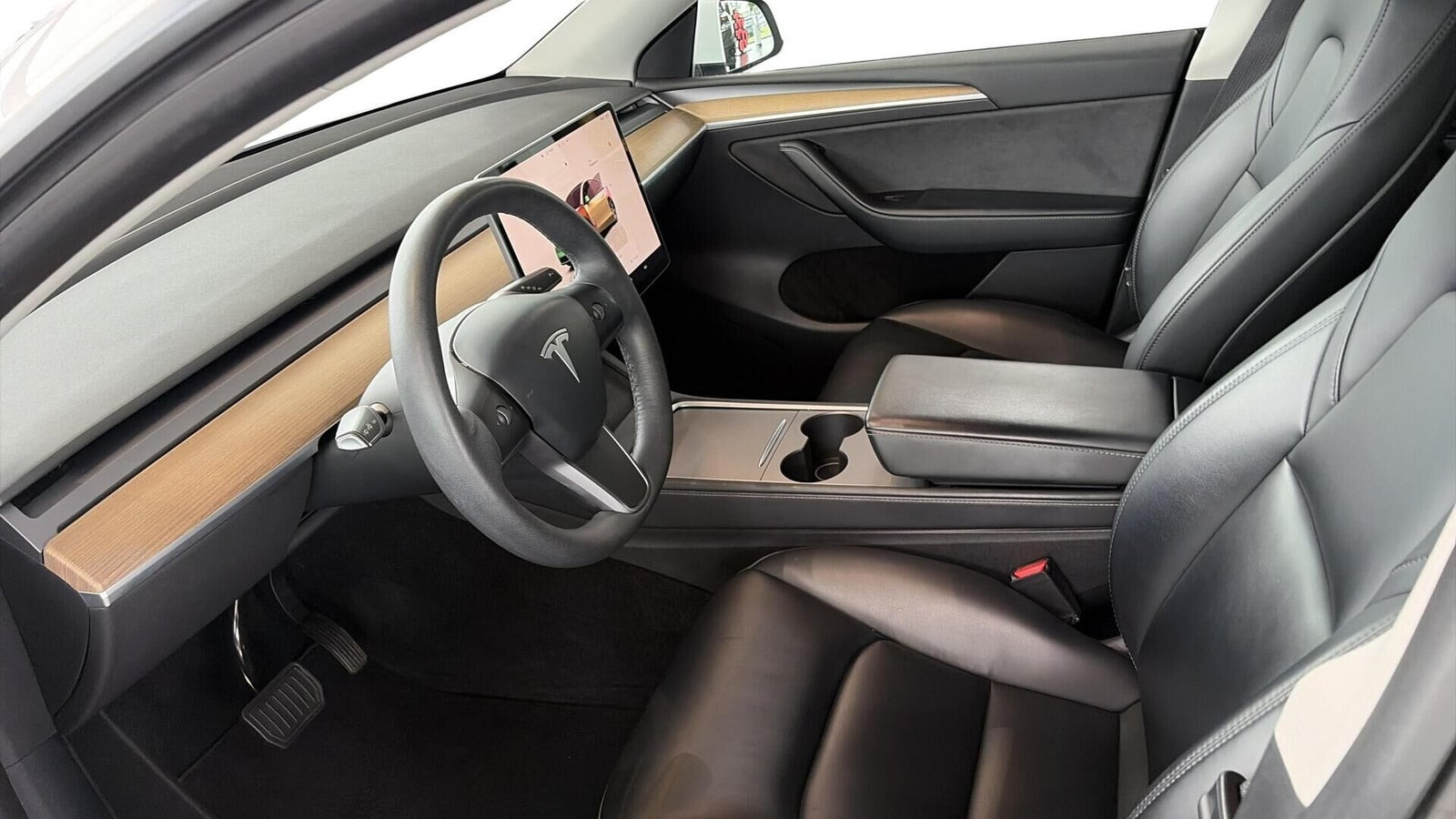 Hvid Tesla Model Y fra 2022