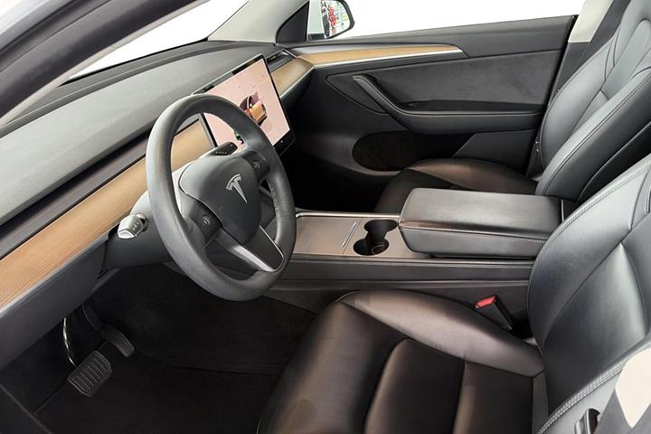 Hvid Tesla Model Y fra 2022