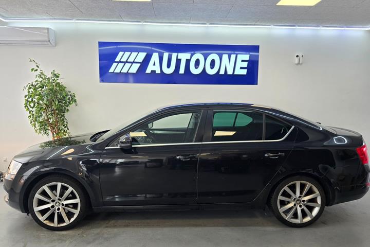 Sort Skoda Octavia fra 2016