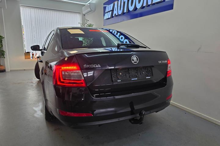 Sort Skoda Octavia fra 2016