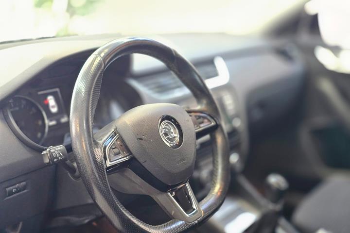 Sort Skoda Octavia fra 2016