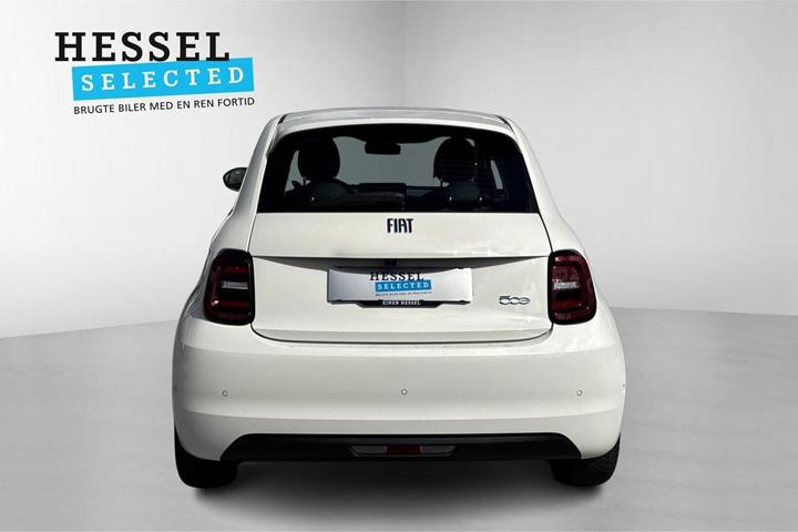 Hvid Fiat 500e fra 2024