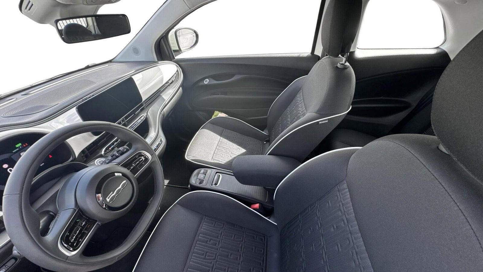 Hvid Fiat 500e fra 2024