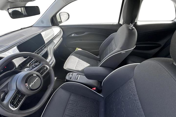 Hvid Fiat 500e fra 2024