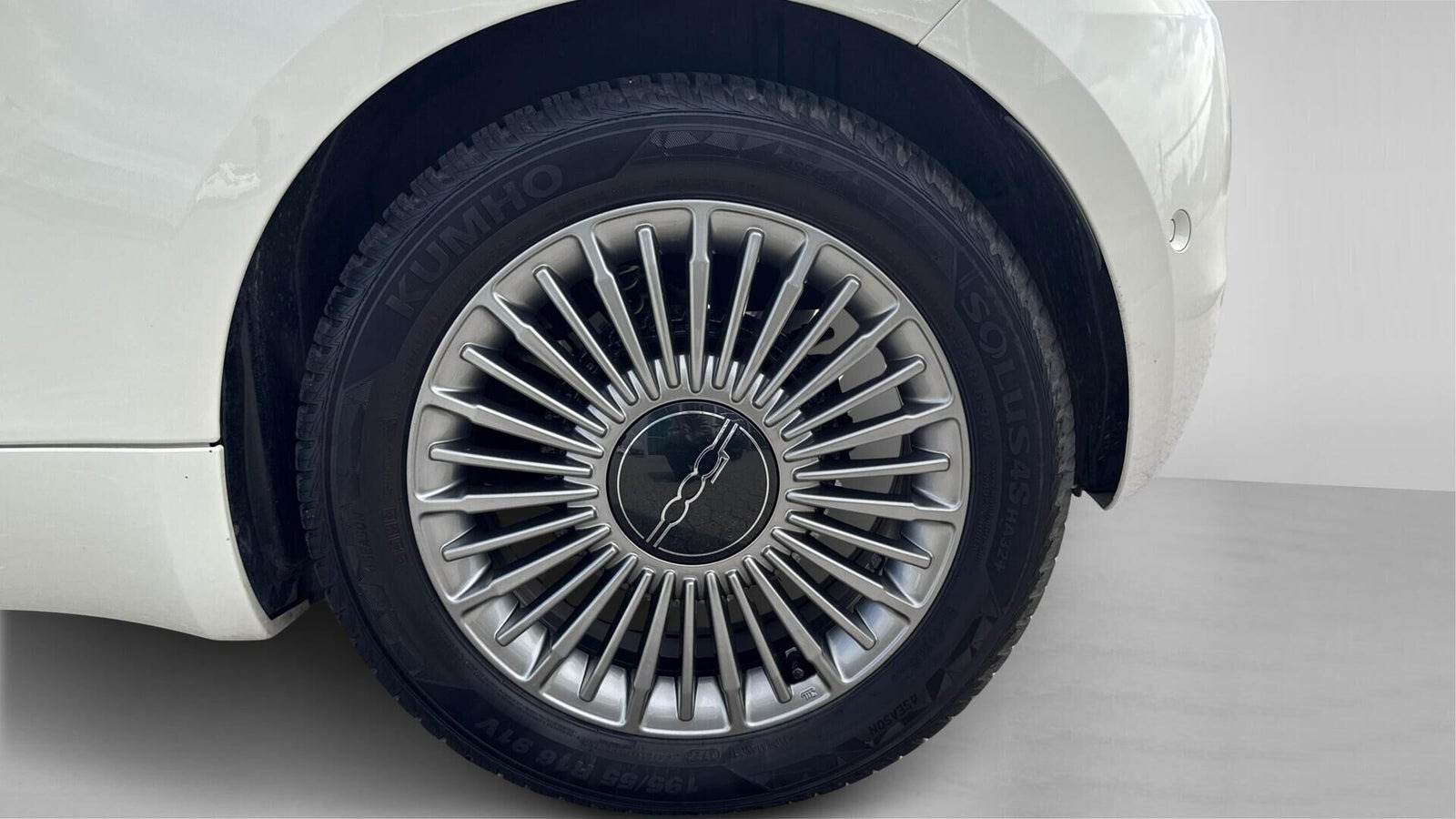Hvid Fiat 500e fra 2024