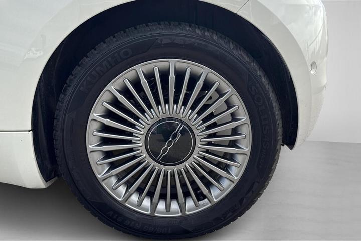 Hvid Fiat 500e fra 2024