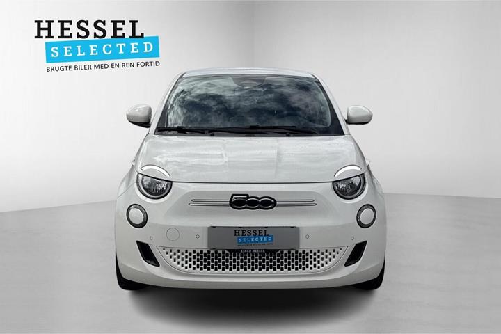 Hvid Fiat 500e fra 2024