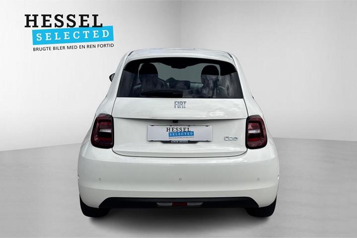 Hvid Fiat 500e fra 2024