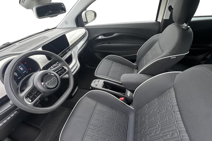 Hvid Fiat 500e fra 2024