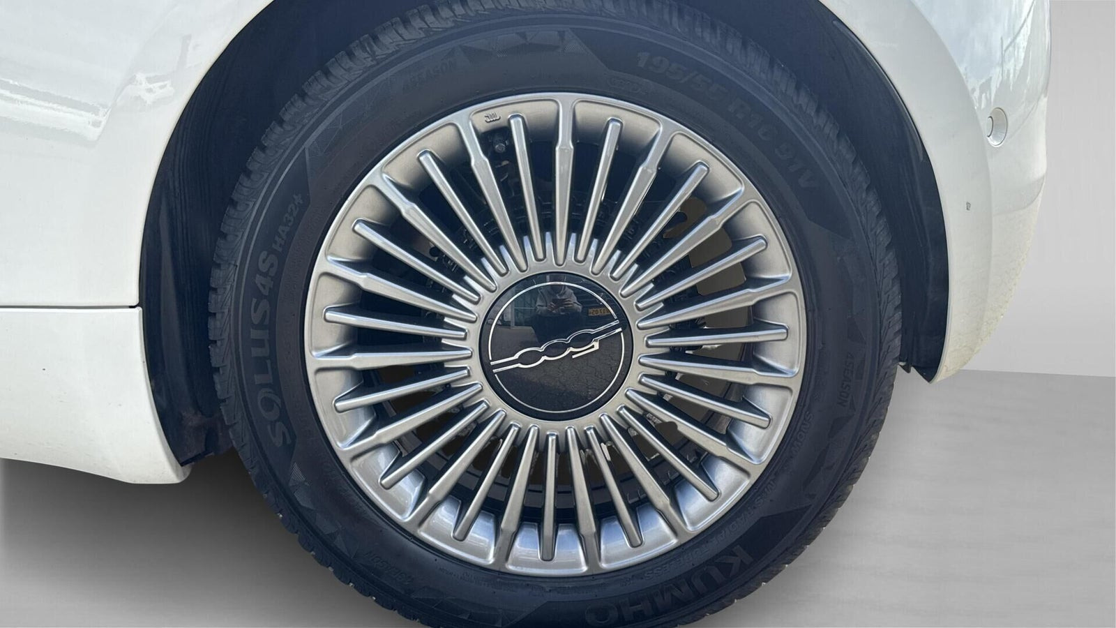 Hvid Fiat 500e fra 2024
