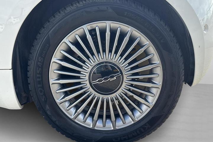 Hvid Fiat 500e fra 2024