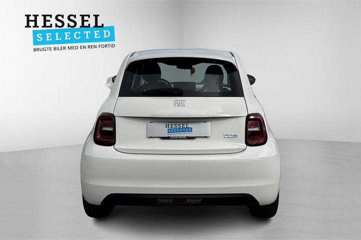 Hvid Fiat 500e fra 2023