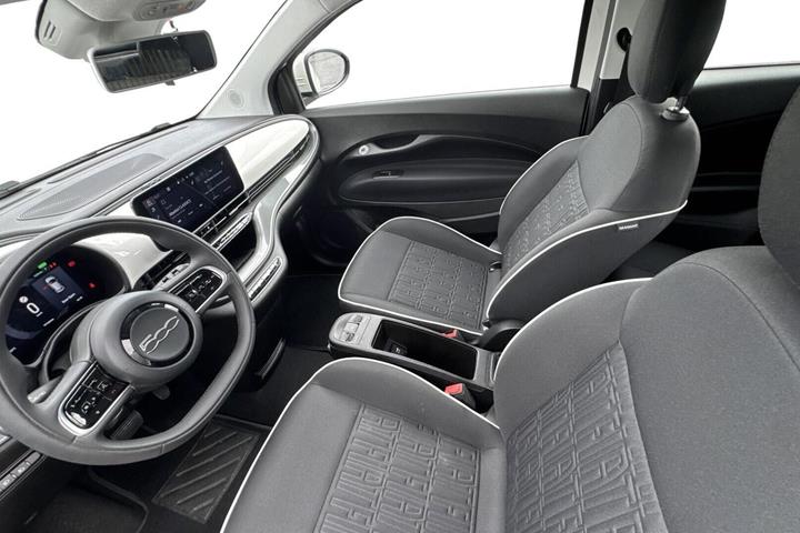 Hvid Fiat 500e fra 2023