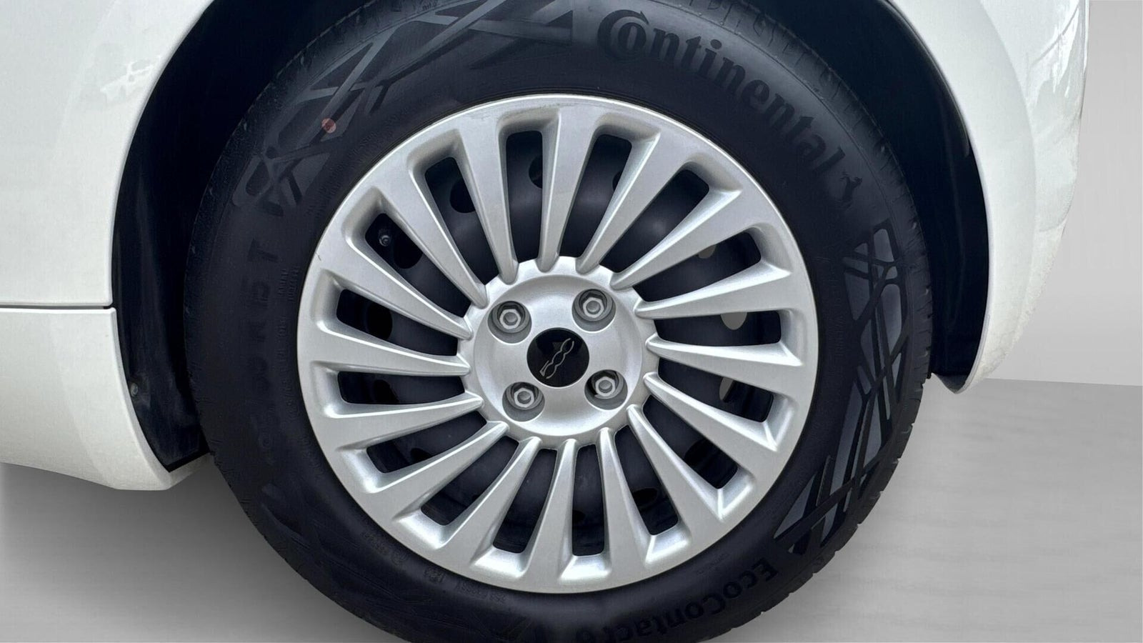 Hvid Fiat 500e fra 2023
