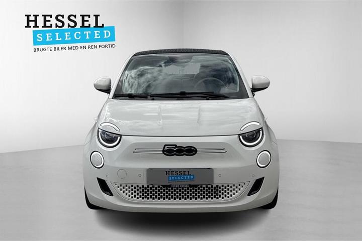 Hvid Fiat 500e fra 2023