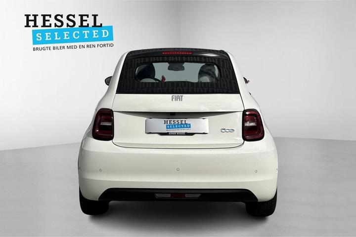 Hvid Fiat 500e fra 2023