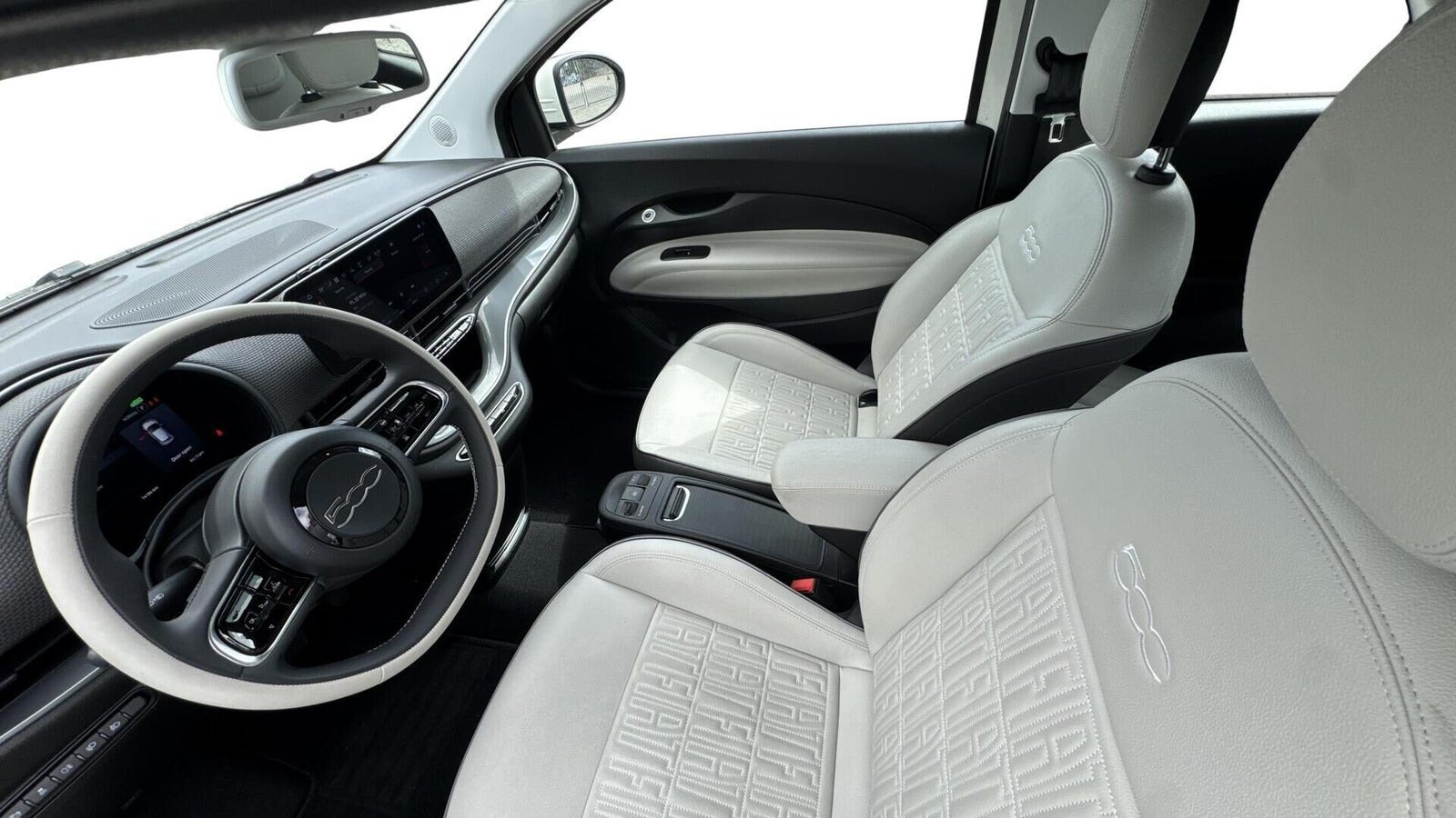 Hvid Fiat 500e fra 2023