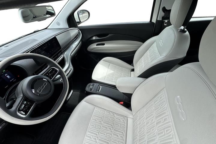 Hvid Fiat 500e fra 2023