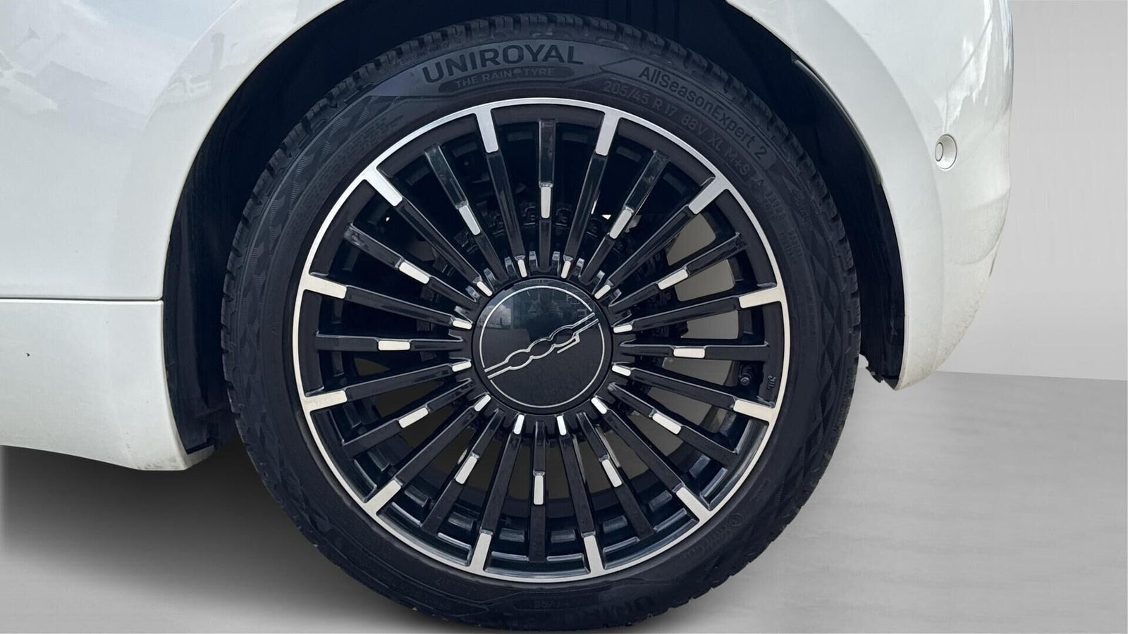 Hvid Fiat 500e fra 2023