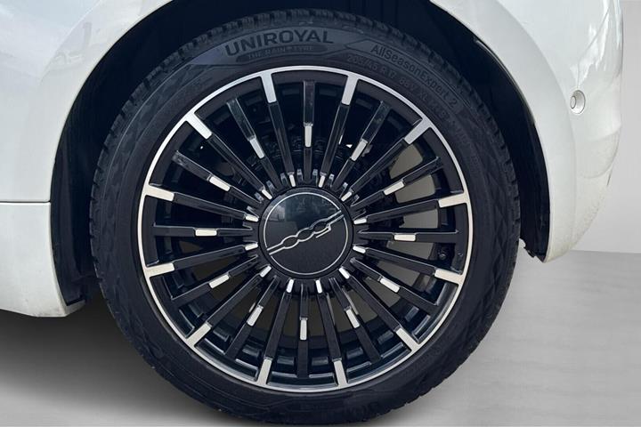 Hvid Fiat 500e fra 2023