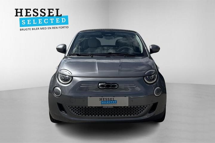 Grå Fiat 500e fra 2023