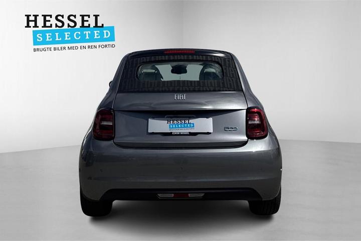 Grå Fiat 500e fra 2023