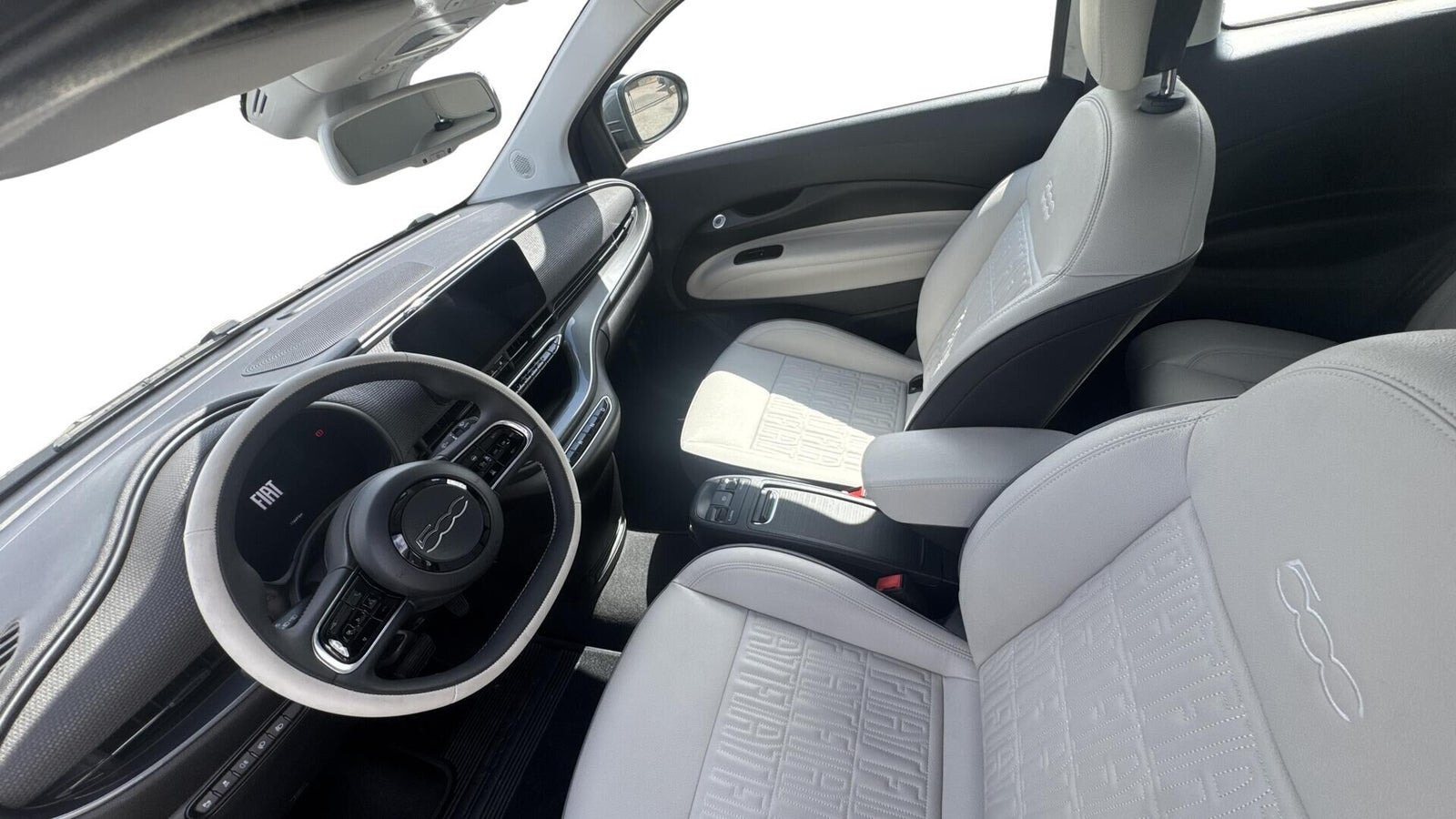 Grå Fiat 500e fra 2023