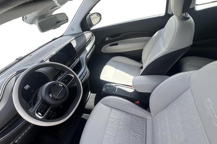 Grå Fiat 500e fra 2023