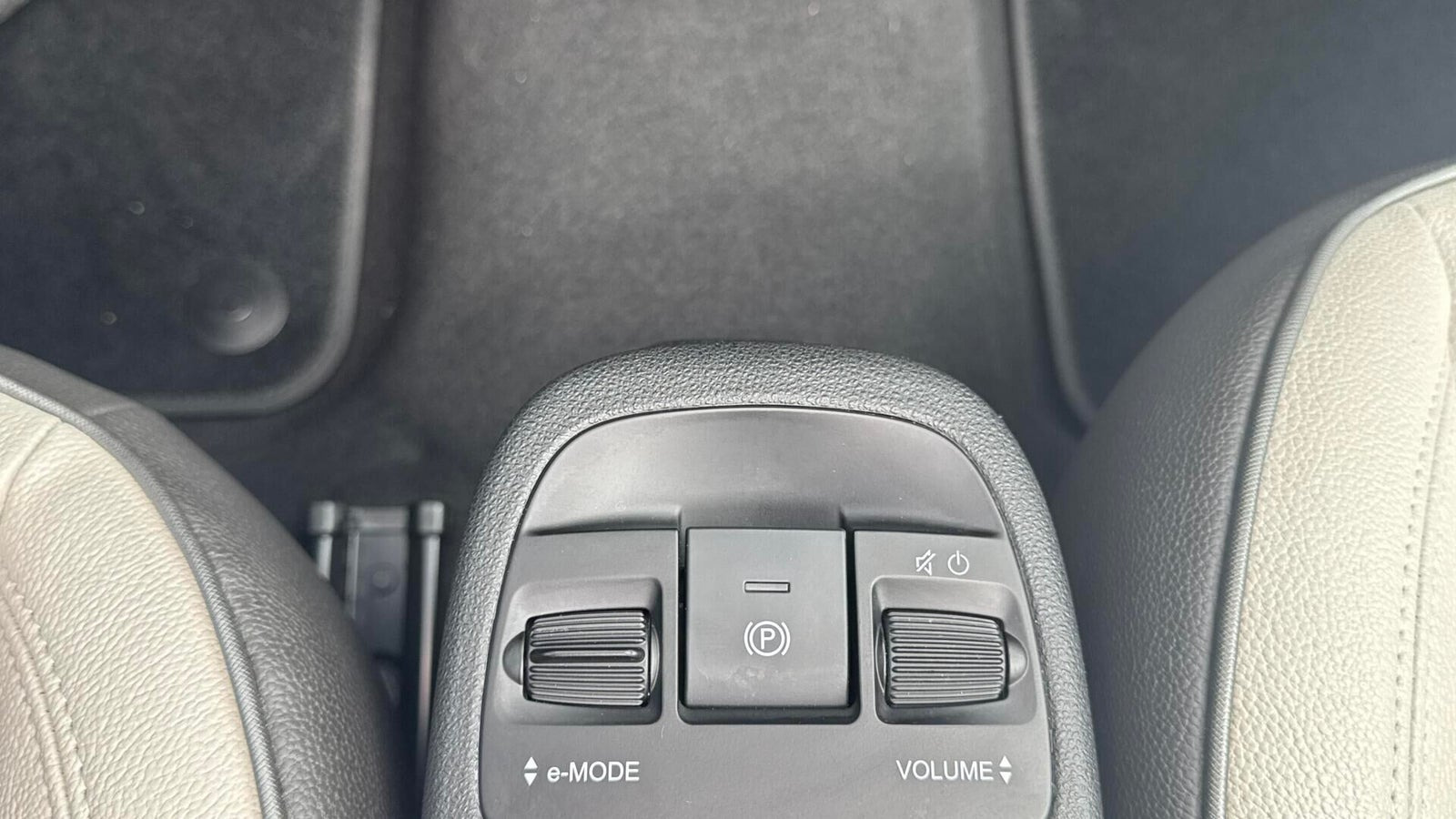 Grå Fiat 500e fra 2023
