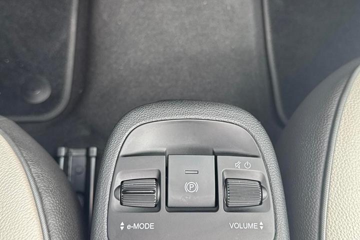 Grå Fiat 500e fra 2023