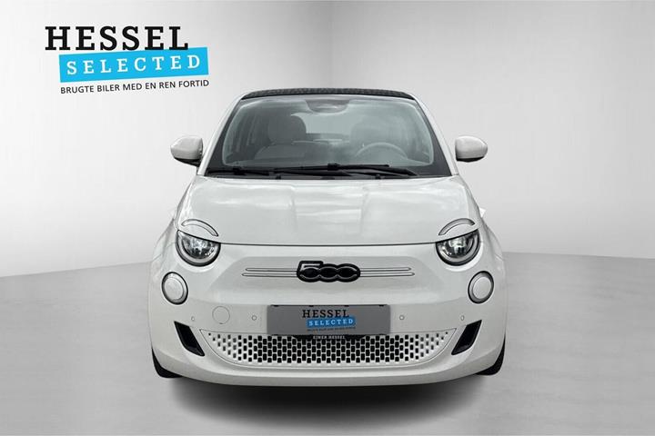 Hvid Fiat 500e fra 2023