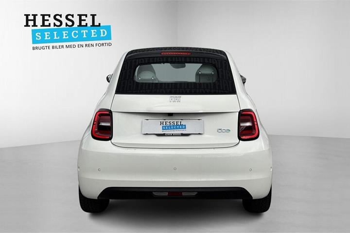 Hvid Fiat 500e fra 2023