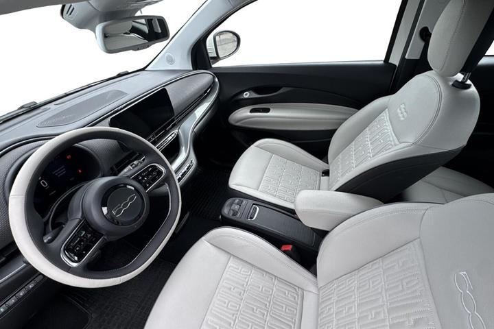 Hvid Fiat 500e fra 2023