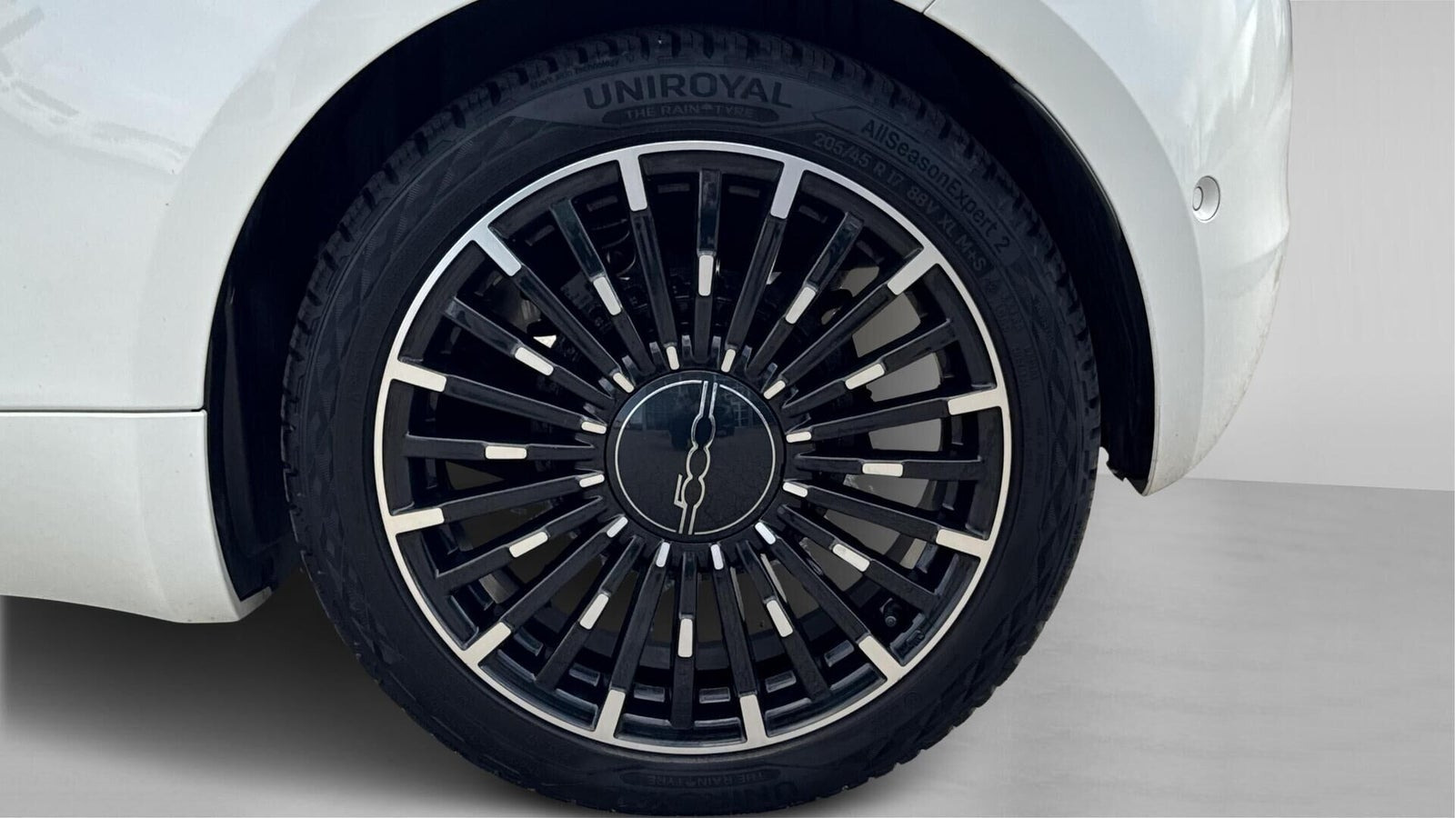 Hvid Fiat 500e fra 2023