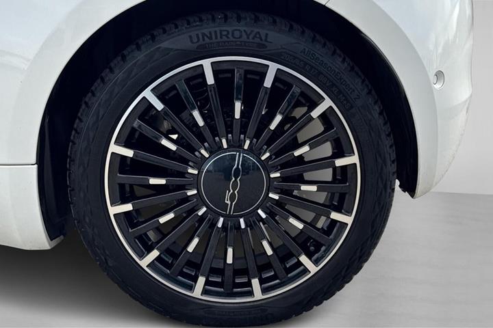 Hvid Fiat 500e fra 2023