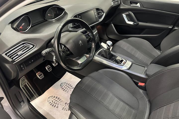 Grå Peugeot 308 fra 2018
