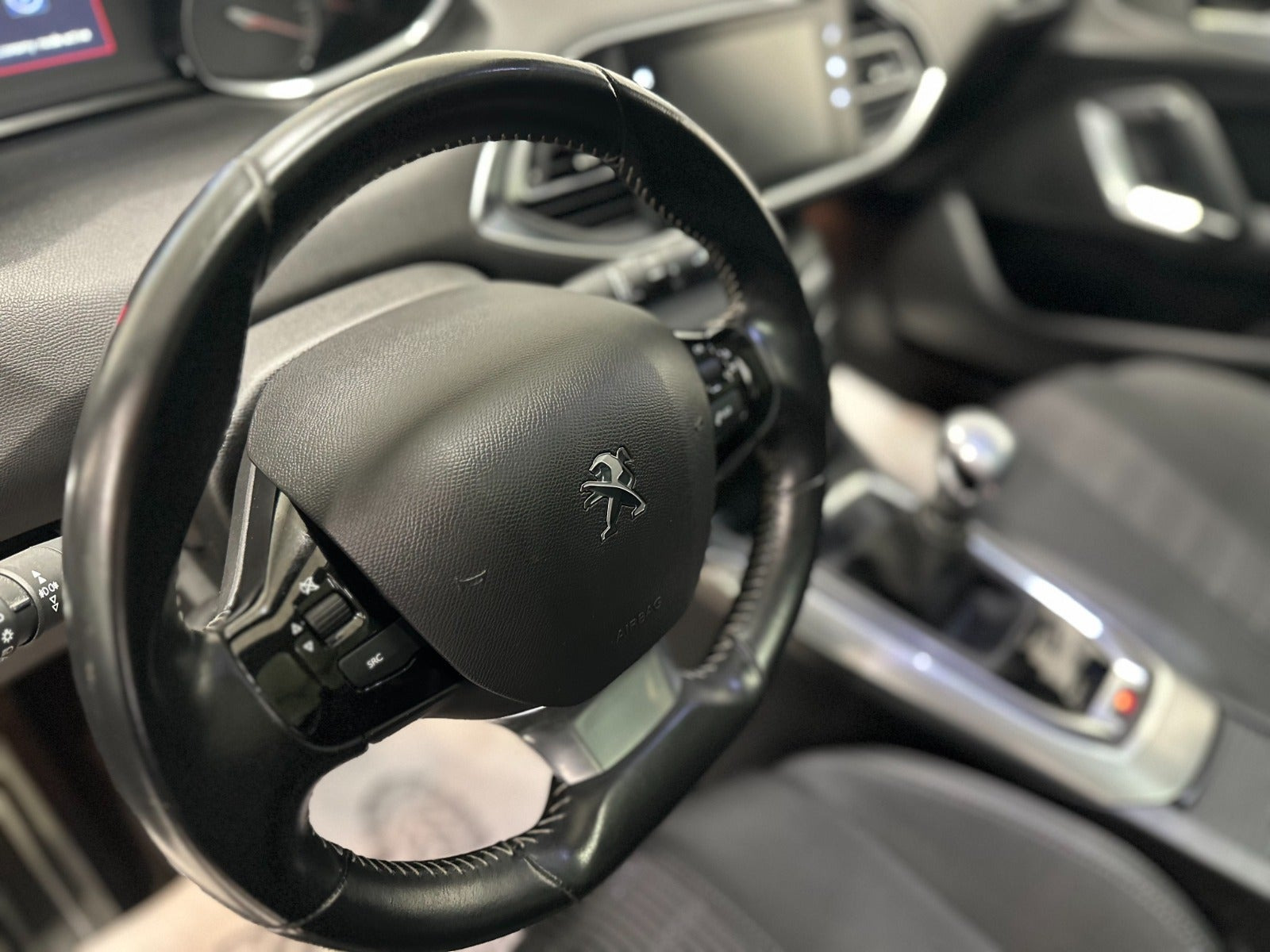 Grå Peugeot 308 fra 2018