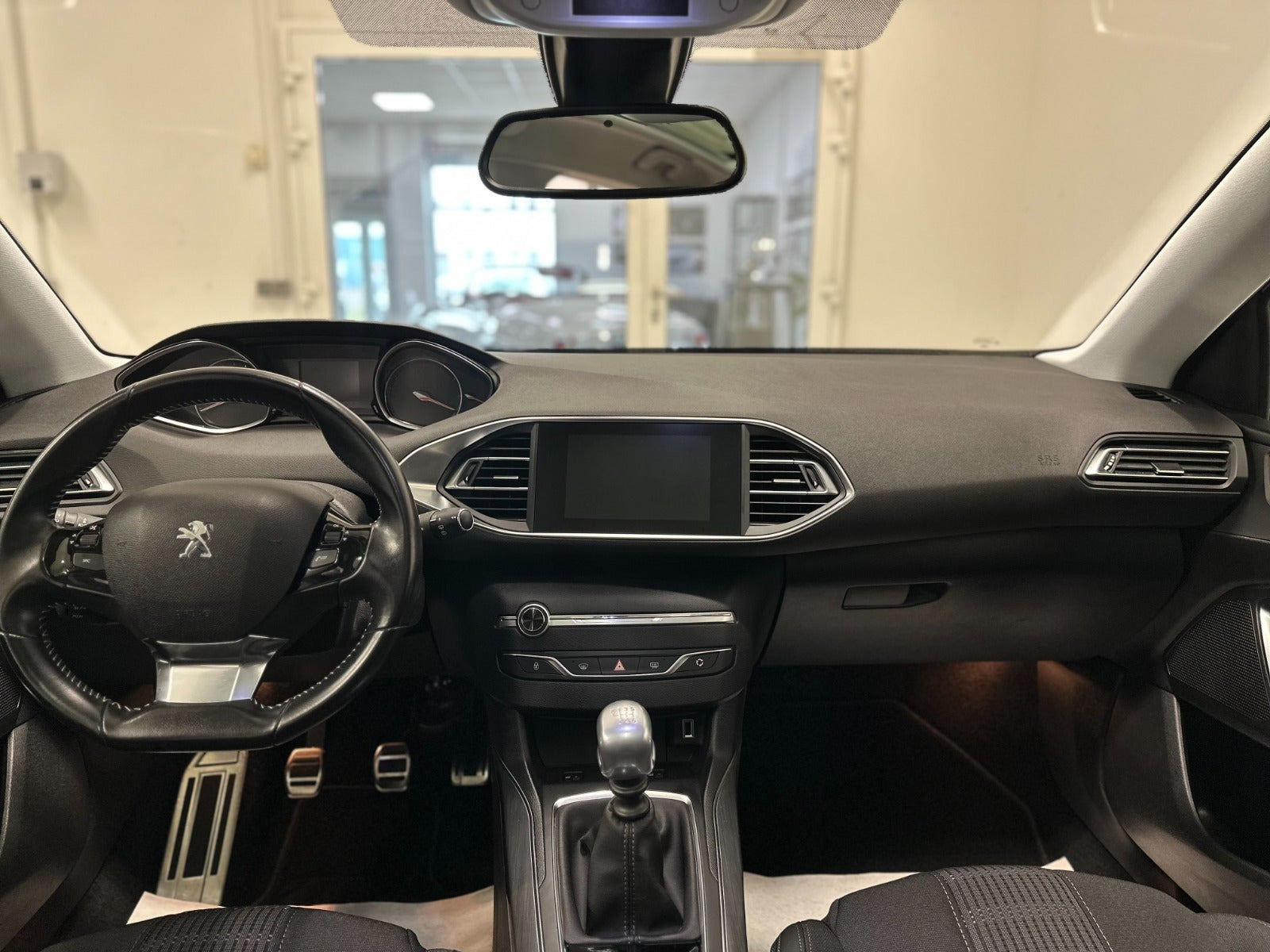 Grå Peugeot 308 fra 2018