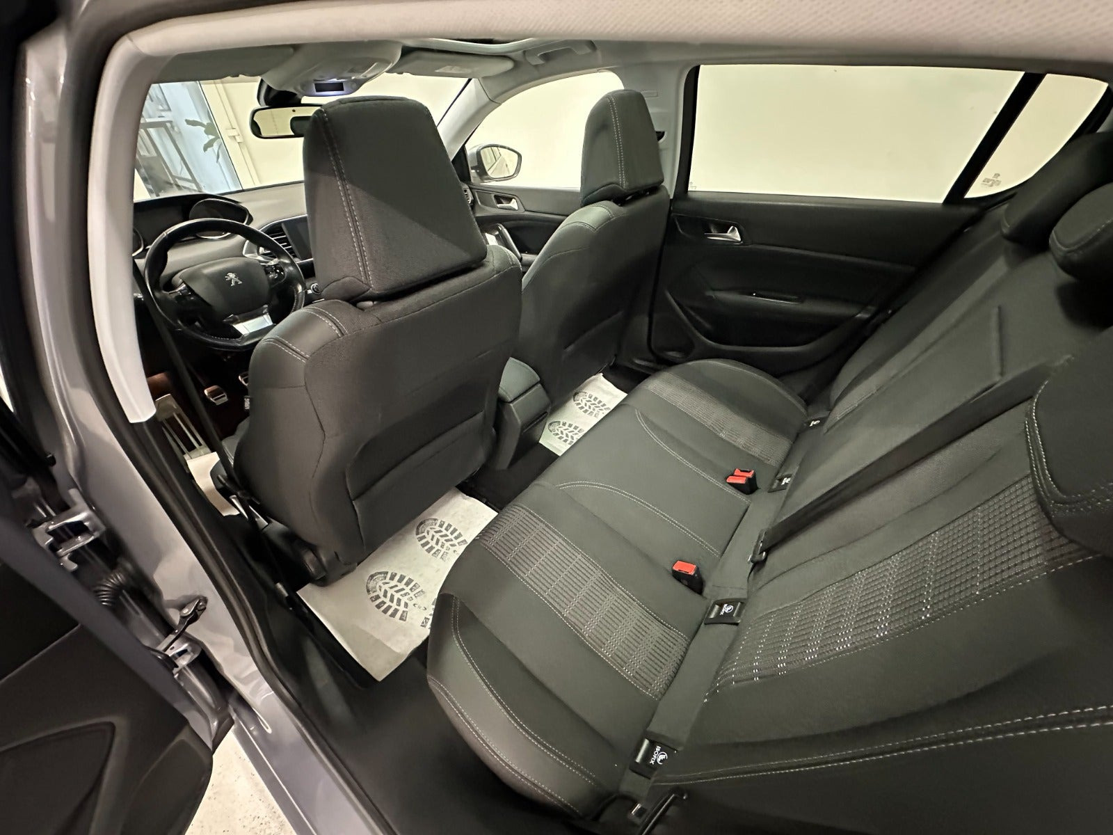 Grå Peugeot 308 fra 2018