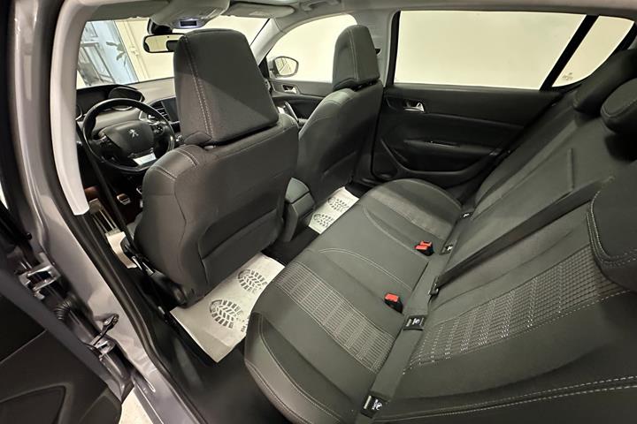 Grå Peugeot 308 fra 2018