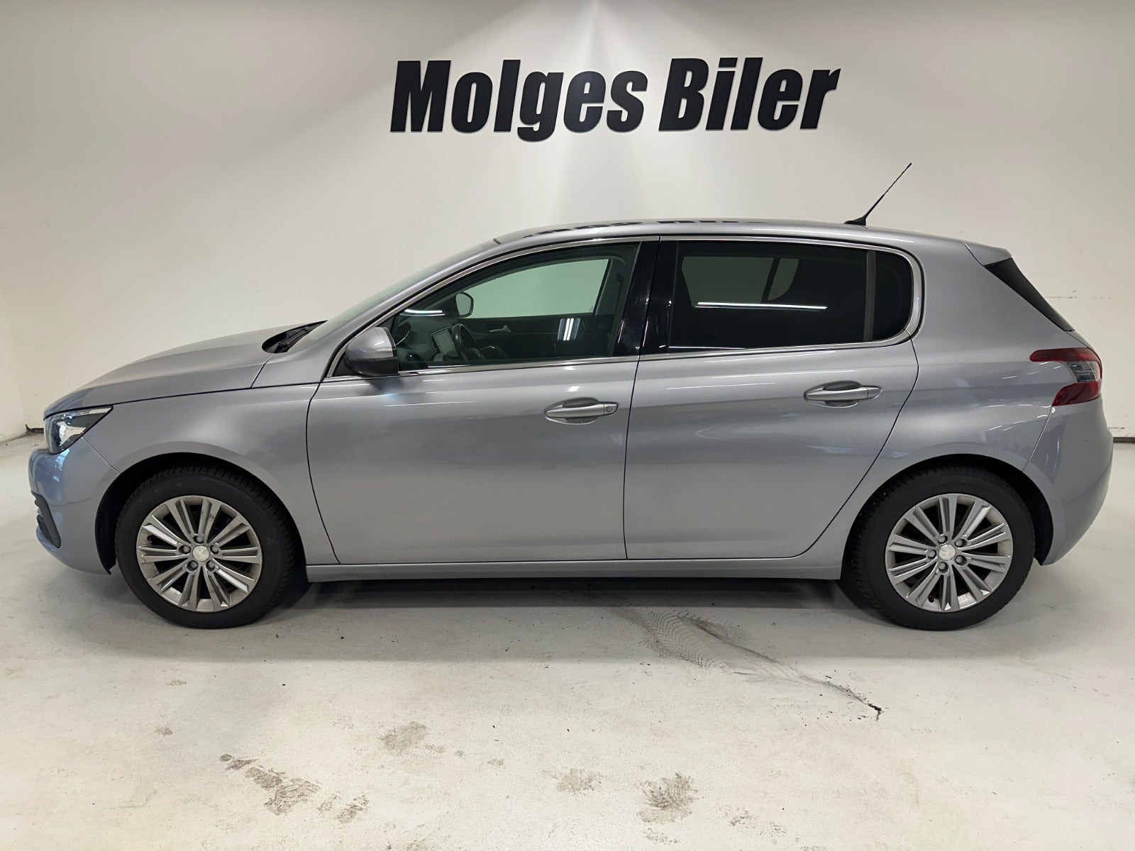 Grå Peugeot 308 fra 2018