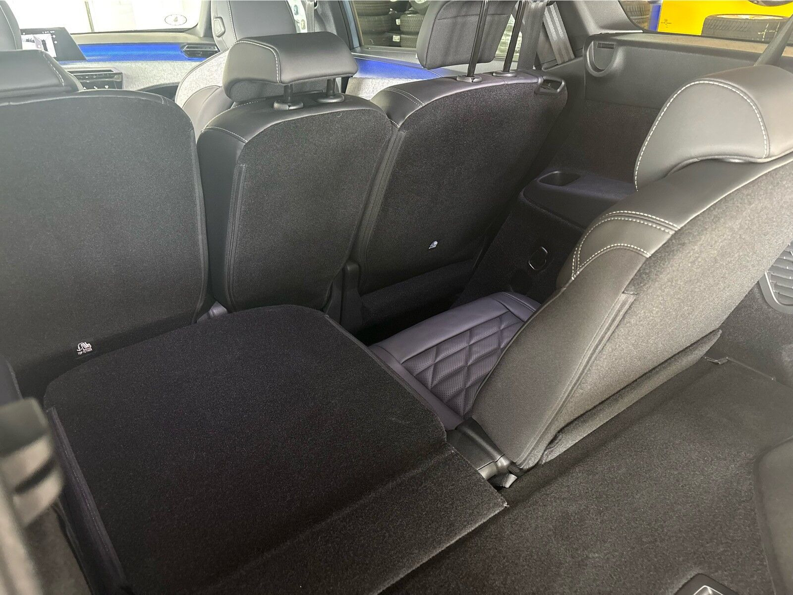 Blå Peugeot e-5008 fra 2025