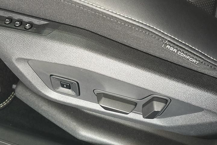 Blå Peugeot e-5008 fra 2025