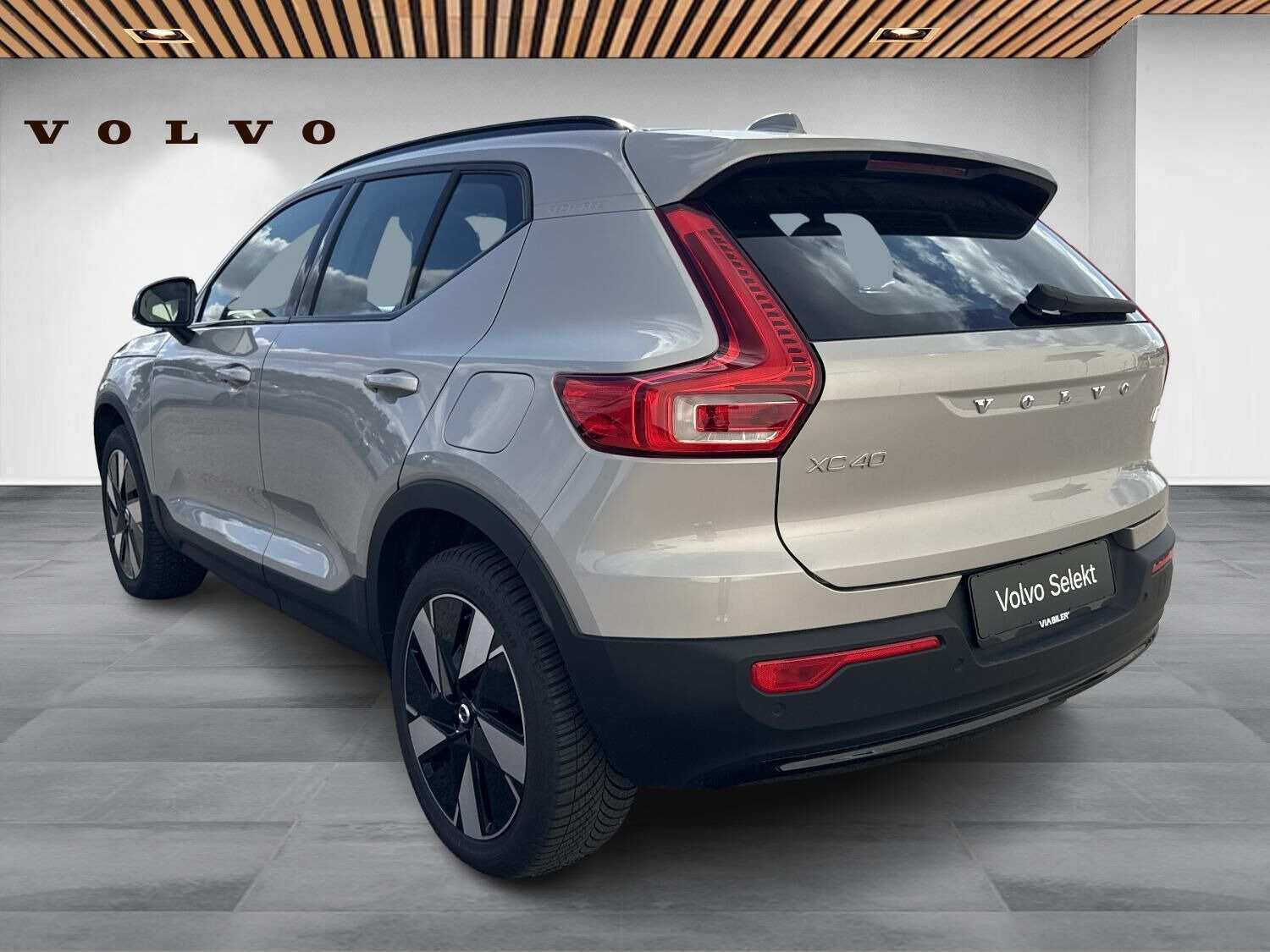 Sølv Volvo XC40 fra 2024